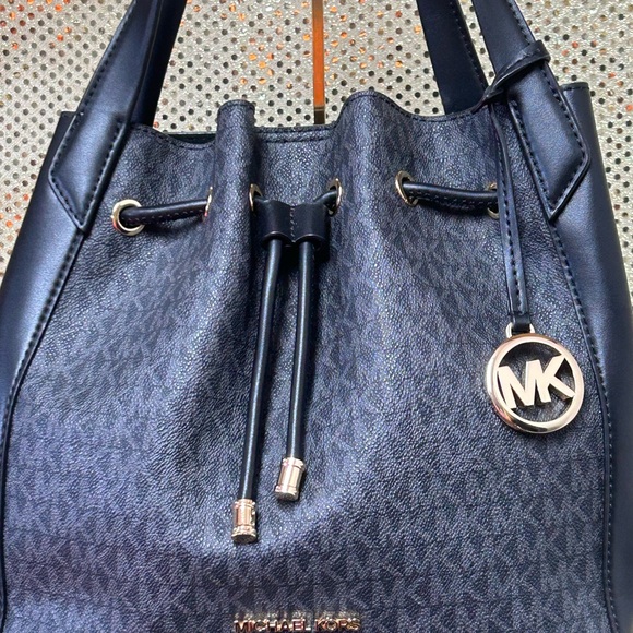 Michael Kors Park Metro Black and Gray Bucket Tote Approx. 16 x 11 x 6 - Picture 4 of 13